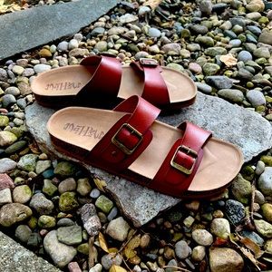 Mad Love flatbed sandals! 🤎 Never worn size 10